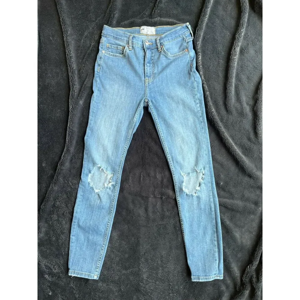 Free People Skinny Jeans Blue‎ Light Wash Distressed Torn Knee Rip Size 28 EUC